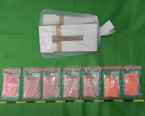 檢獲的懷疑搖頭丸和用作收藏毒品的郵包紙箱。政府新聞處圖片