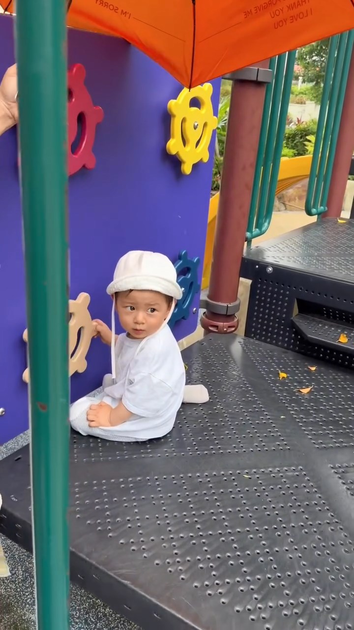 「蕭哈哈」穿著一身純白色的可愛套裝,戴著一頂白色的小圓帽,臉頰圓嘟嘟,眼睛又大又圓,看起來十分呆萌。 「蕭哈哈」穿著一身純白色的可愛套裝,戴著一頂白色的小圓帽,臉頰圓嘟嘟,眼睛又大又圓,看起來十分呆萌。