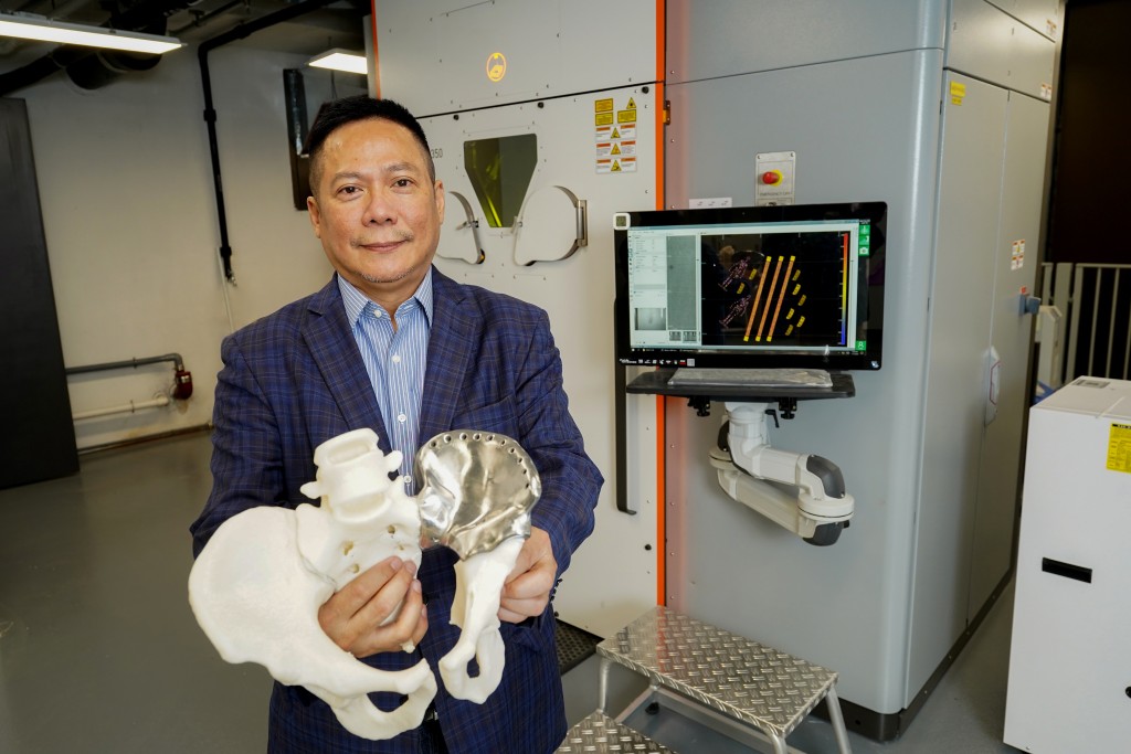 Edmond身后的三维打印机能制作钛金属部件