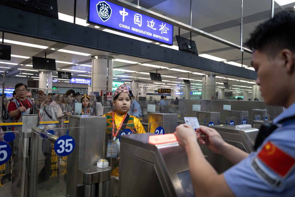 學生利用通行證過關回港。