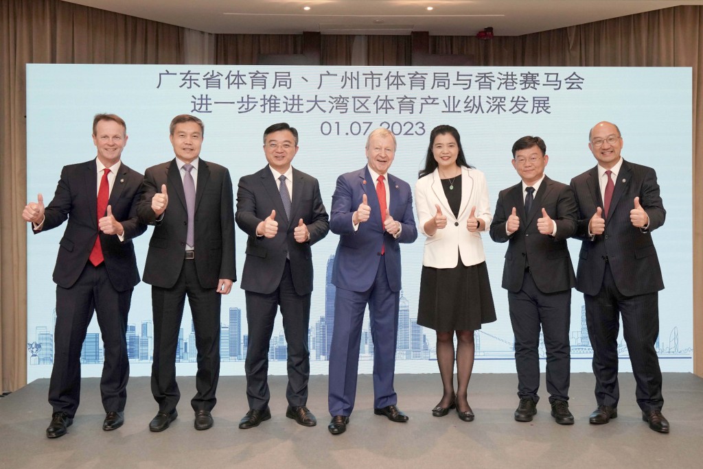 广东省体育局局长崔剑（左三）、广州市体育局局长谭爱英（右三）、广东省体育局副局长麦良（左二）、广州市体育局副局长李春刚（右二），与香港赛马会行政总裁应家柏（左四）、赛马事务执行总监夏定安（左一）、公司事务执行总监谭志源（右一）会面，探讨进一步推进粤港、穗港体育产业发展，并就深化合作达成一致共识。   