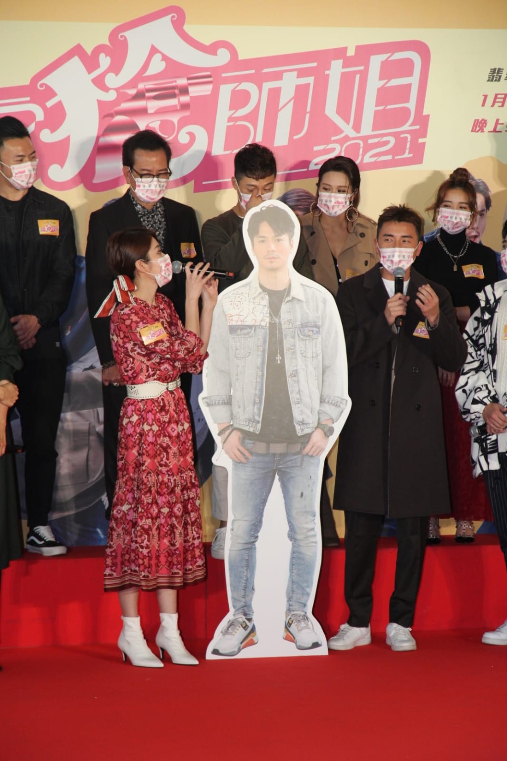 洪永城與鄧佩儀在《陀槍師姐2021》中,與未有出席的羅子溢有三角關係。