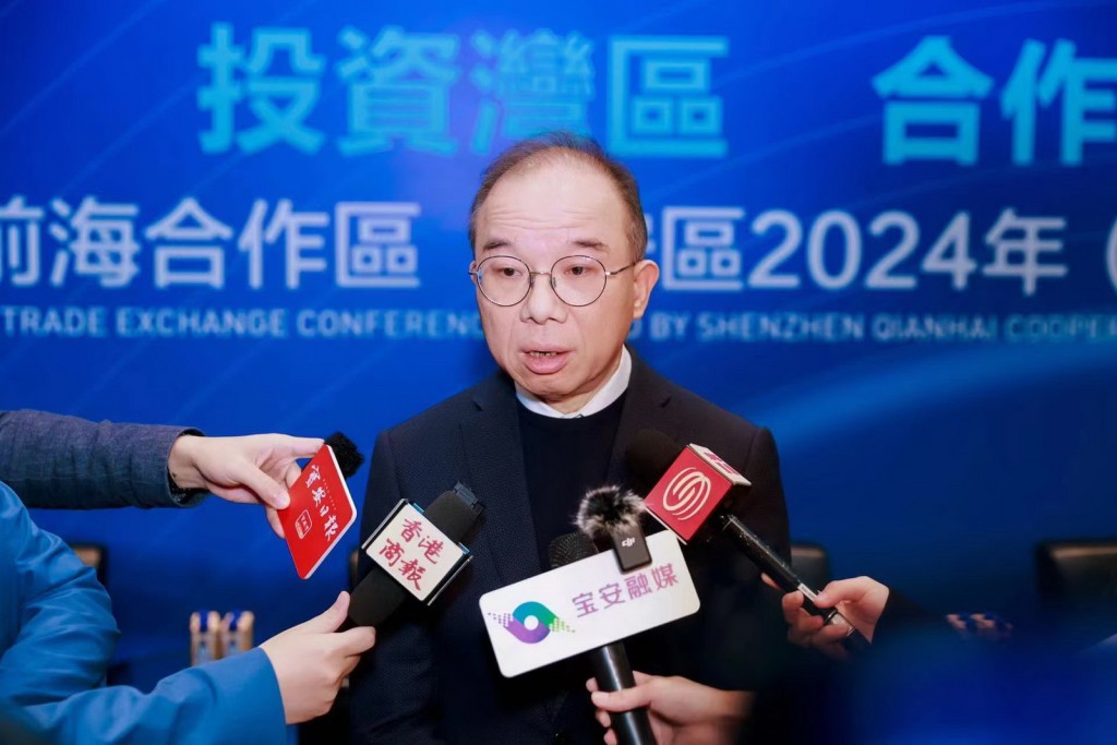 香港特別行政區政制及內地事務局局長曾國衛在活動現場接受傳媒訪問。