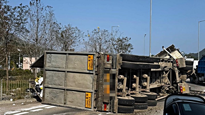 貨車失控翻側。fb：馬路的事 (即時交通資訊台)