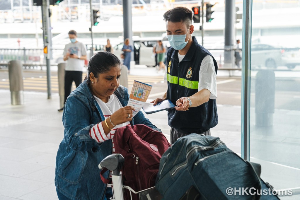 海关人员到机场向旅客派单张，提醒CBD属毒品。香港海关facebook图片