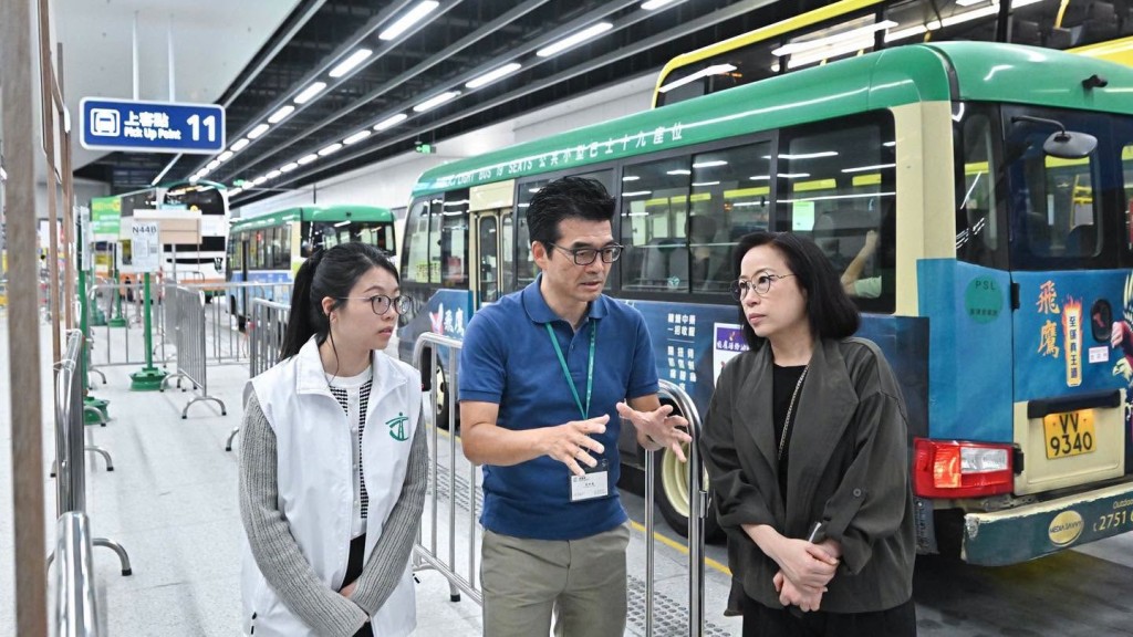 運輸署署長謝詠誼今早（19日）到皇崗口岸，視察部門同事和各個公共運輸營辧商為應對重陽節假期後回港高峰的特別交通及公共運輸安排。