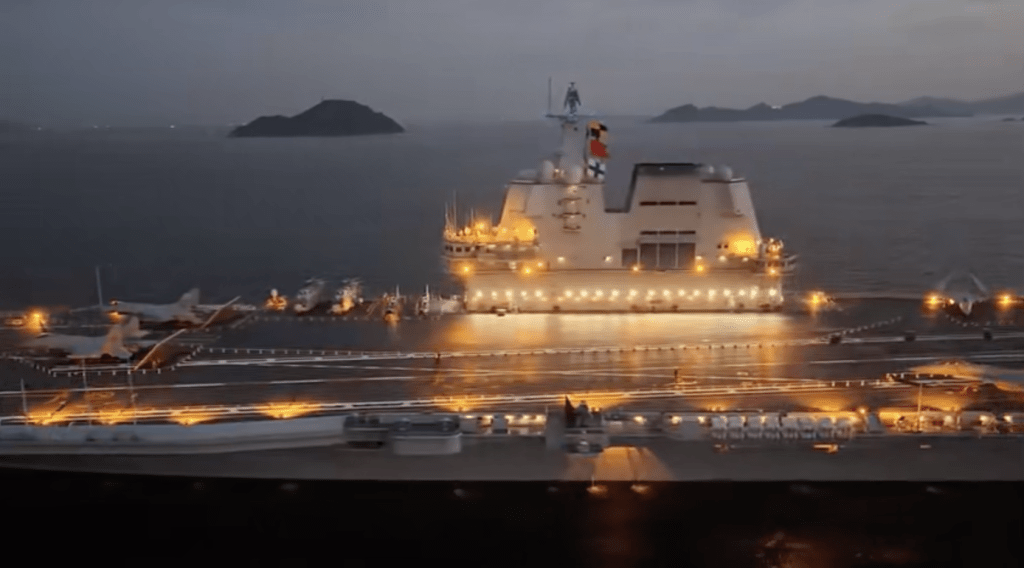 山東艦在黃昏夕陽之下。 山東艦在黃昏夕陽之下。
