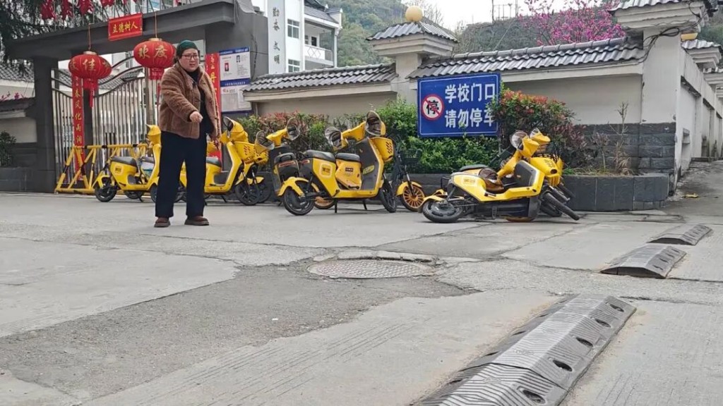 薛焕莉重回胞姐死亡现场调查。大象新闻