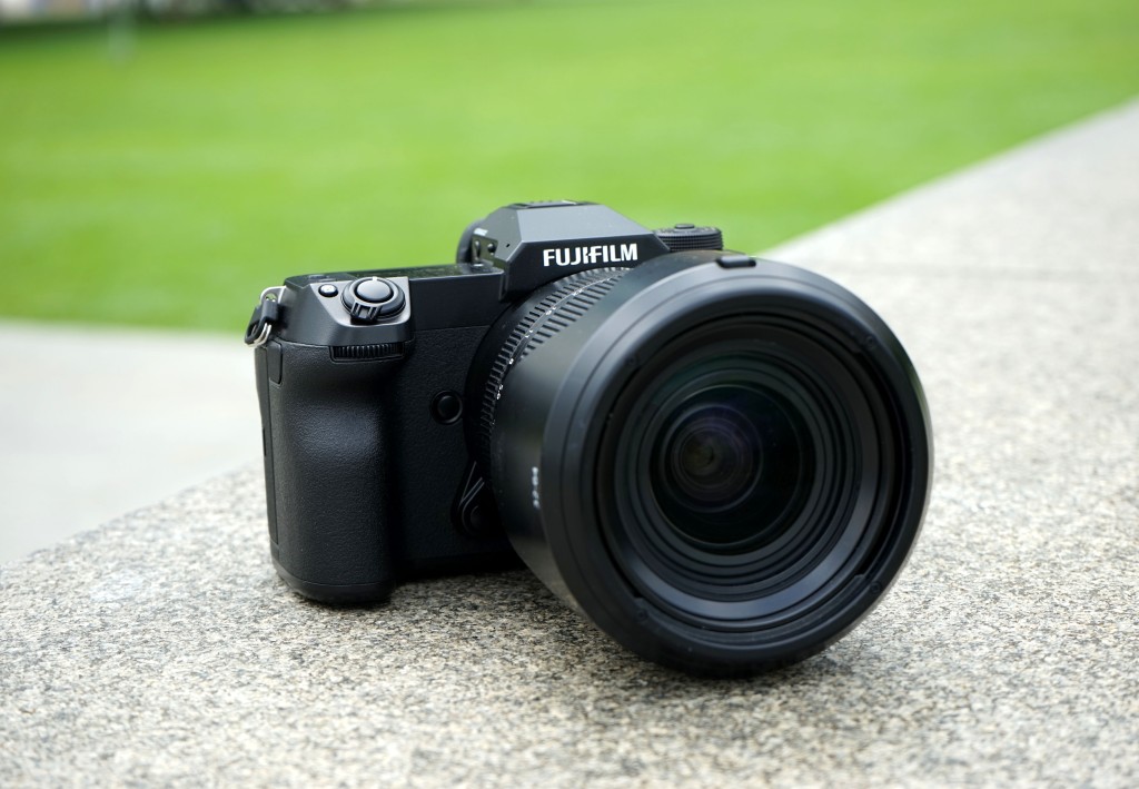 ●GFX50S II外形設計與機身大小跟年初推出的GFX100S如出一轍，淨機重量只有900g。