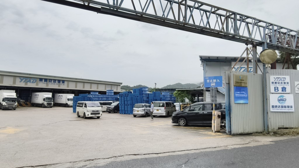 負責運送樽裝水的物流公司「易通安達物流」,其貨倉位於元朗牛潭尾。 負責運送樽裝水的物流公司「易通安達物流」,其貨倉位於元朗牛潭尾。