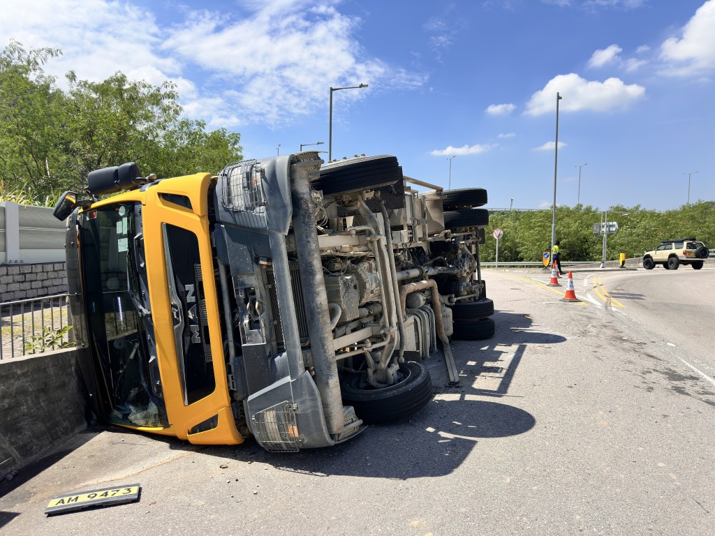 垃圾車翻側。梁國峰攝