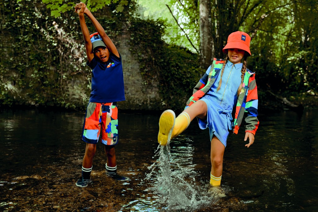 左/T恤/$400、短裤/$580/Size 4-10、$680/Size 12-14、橡胶靴/$500。右/ 配反光条纹的拨水外套/$1,080/Size 4-10、$1,280/Size 12-14、橡胶靴/$500。 