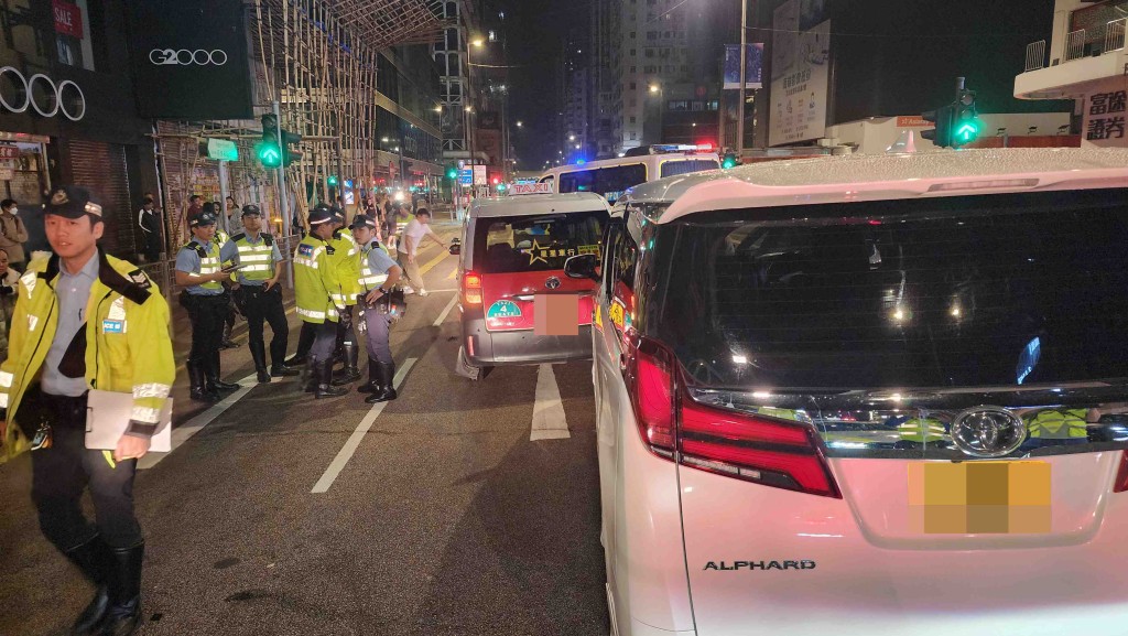 七人車撞向一輛的士及一輛寶馬私家車。 七人車撞向一輛的士及一輛寶馬私家車。