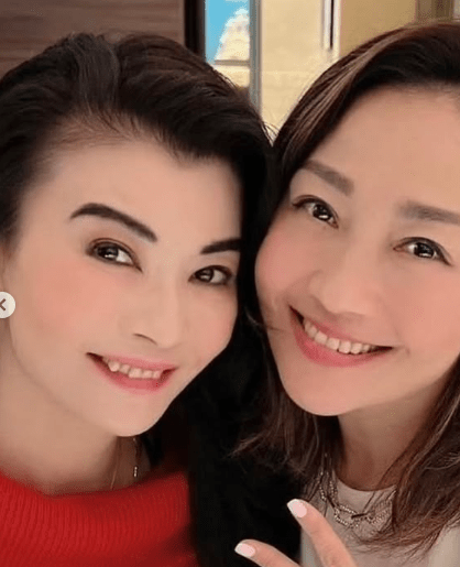 日前，楊玉梅在IG上晒出多張與施綺蓮的合照，當中已經52歲的施綺蓮仍風韻猶存，乍看之下還有幾分撞樣張栢芝。