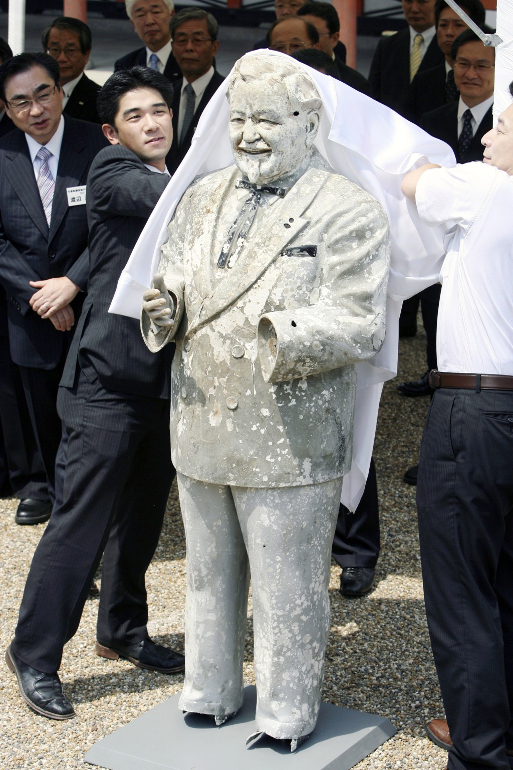 2009年「肯德基爷爷魔咒」雕像重见天日也是选在住吉大社揭幕。 美联社资料图