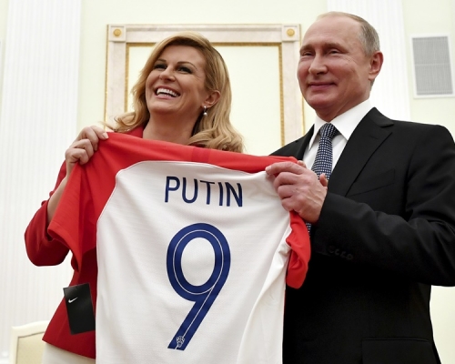 科林达向普京送上印有他名字的9号球衣。AP