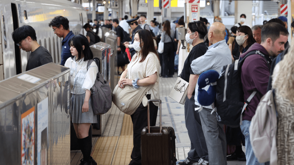 日本即日起收紧永居门槛，手续费急升19倍至近万港元。法新社