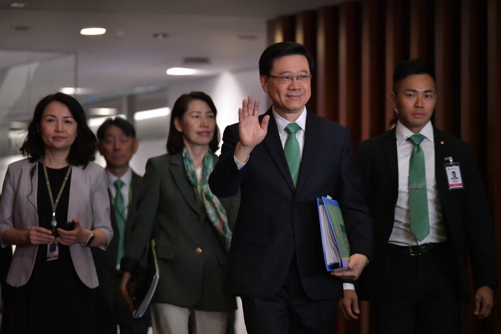 行政長官李家超戴上綠色領帶宣讀施政報告。盧江球攝