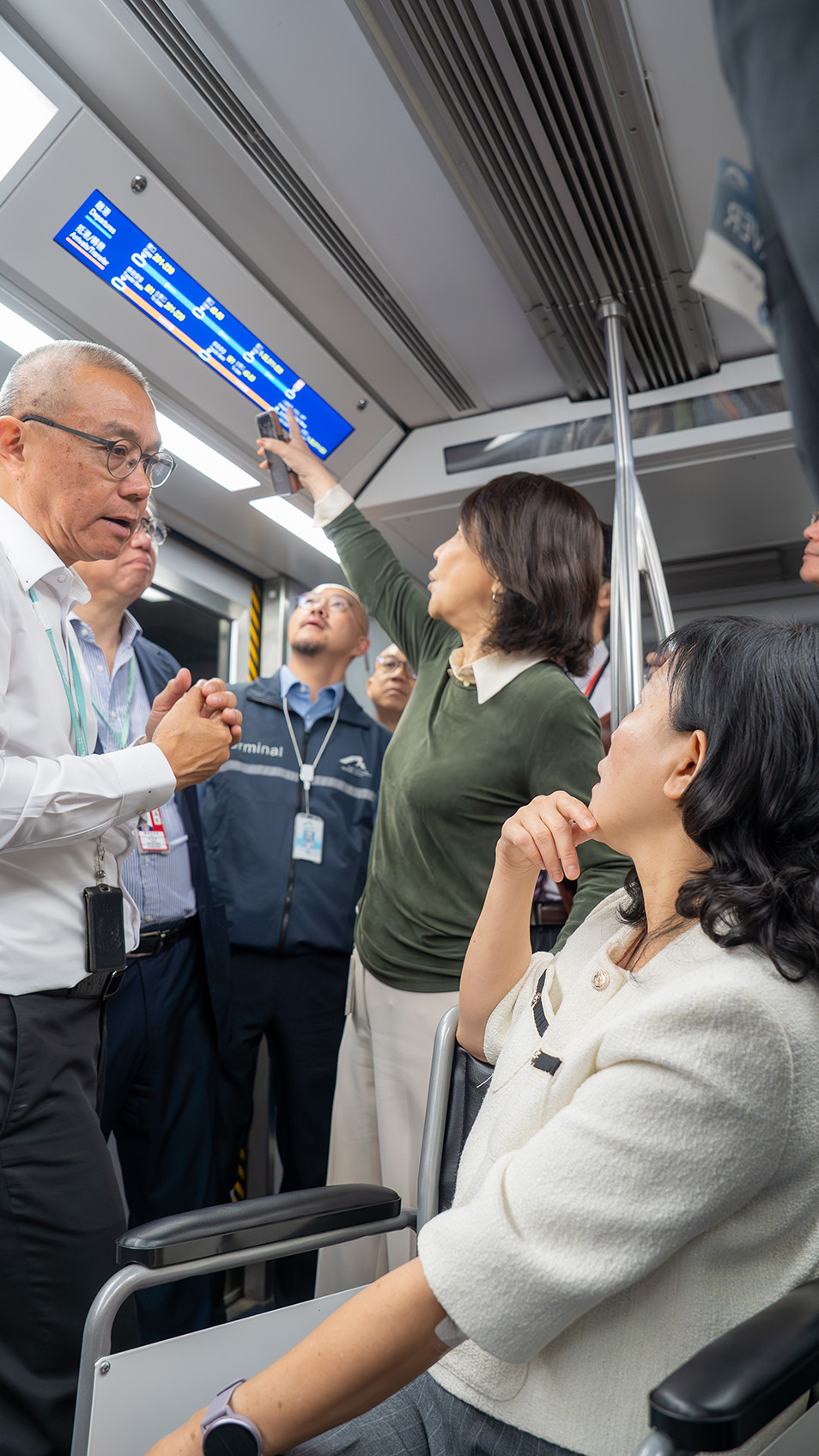 測試模擬旅客於T2使用機場快綫列車、機場巴士、跨境交通工具及私家車抵達大樓、登記、寄行李、進入保安閘口、進行保安檢查、出境檢查、海關檢查,到最後由T2乘坐旅客捷運系統前往登機閘口的整個流程。 測試模擬旅客於T2使用機場快綫列車、機場巴士、跨境交通工具及私家車抵達大樓、登記、寄行李、進入保安閘口、進行保安檢查、出境檢查、海關檢查,到最後由T2乘坐旅客捷運系統前往登機閘口的整個流程。