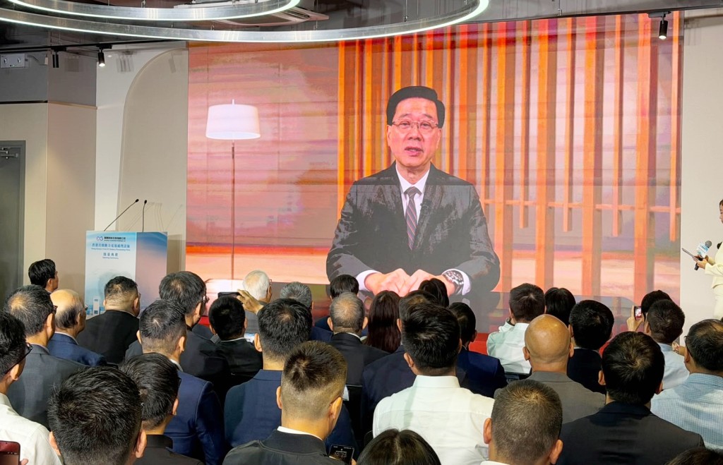 李家超透過視像致辭。 李家超透過視像致辭。