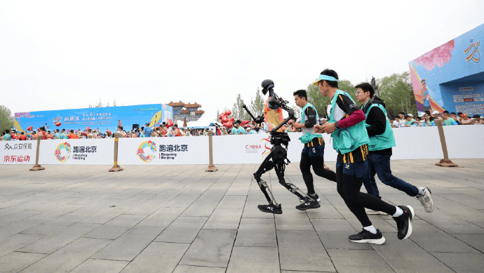 全球首個人形機械人半馬北京亦莊開跑。 IT之家 全球首個人形機械人半馬北京亦莊開跑。 IT之家