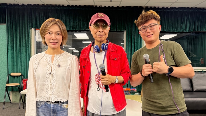 叶振棠个唱嘉宾龙婷兴奋再合作 预告点击率300万神级合唱歌再现 刘可感激获前辈开解。