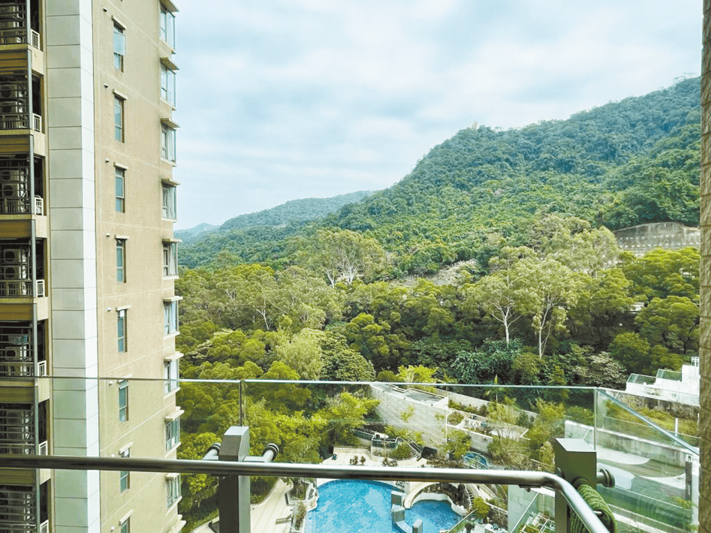 从露台外望，近望泳池，远为周边的翠绿山景。