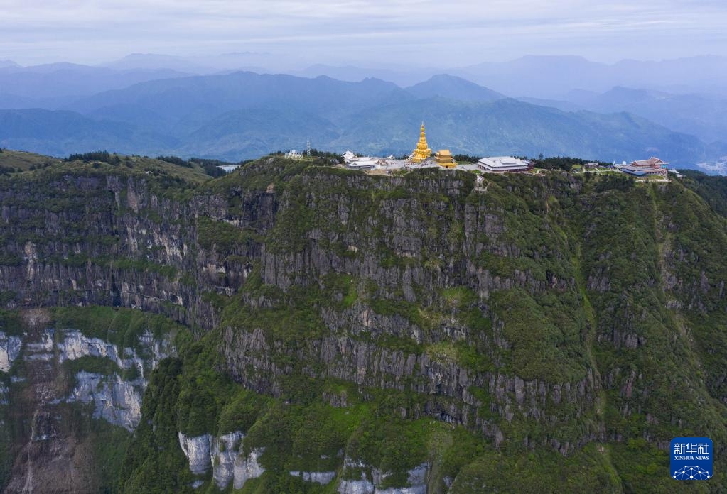 峨眉山景區金頂和萬佛頂。 新華社