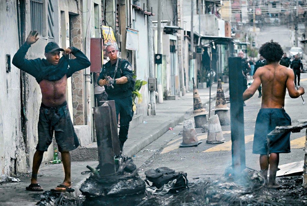 里約熱內盧貧民窟內警察執行掃毒行動。