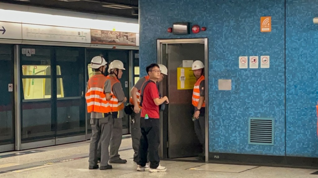 大批消防及港鐵人員在場檢查。 大批消防及港鐵人員在場檢查。