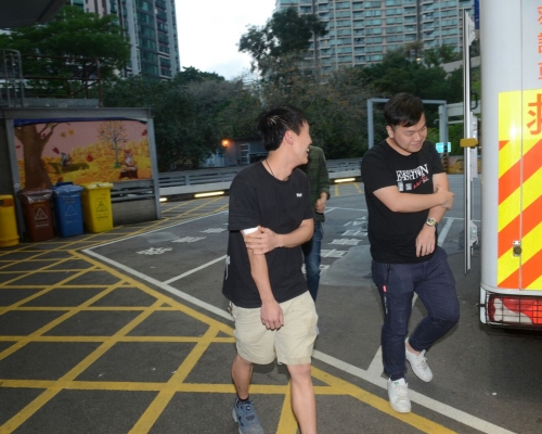 八名男子衝入新蒲崗一間酒吧搗亂，兩名男顧客遇襲受傷。