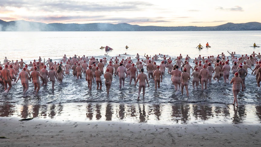 裸泳共有2000人參與。互聯網圖片