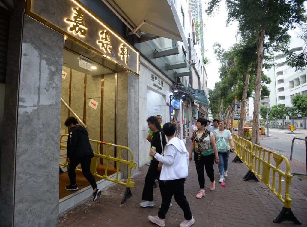 有團餐酒樓在門口對出的行人路增設鐵欄。
