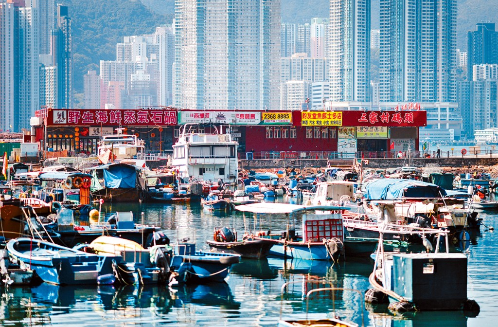 為推動「無處不旅遊」，顏汶羽建議於鯉魚門海旁舉辦節日市集。