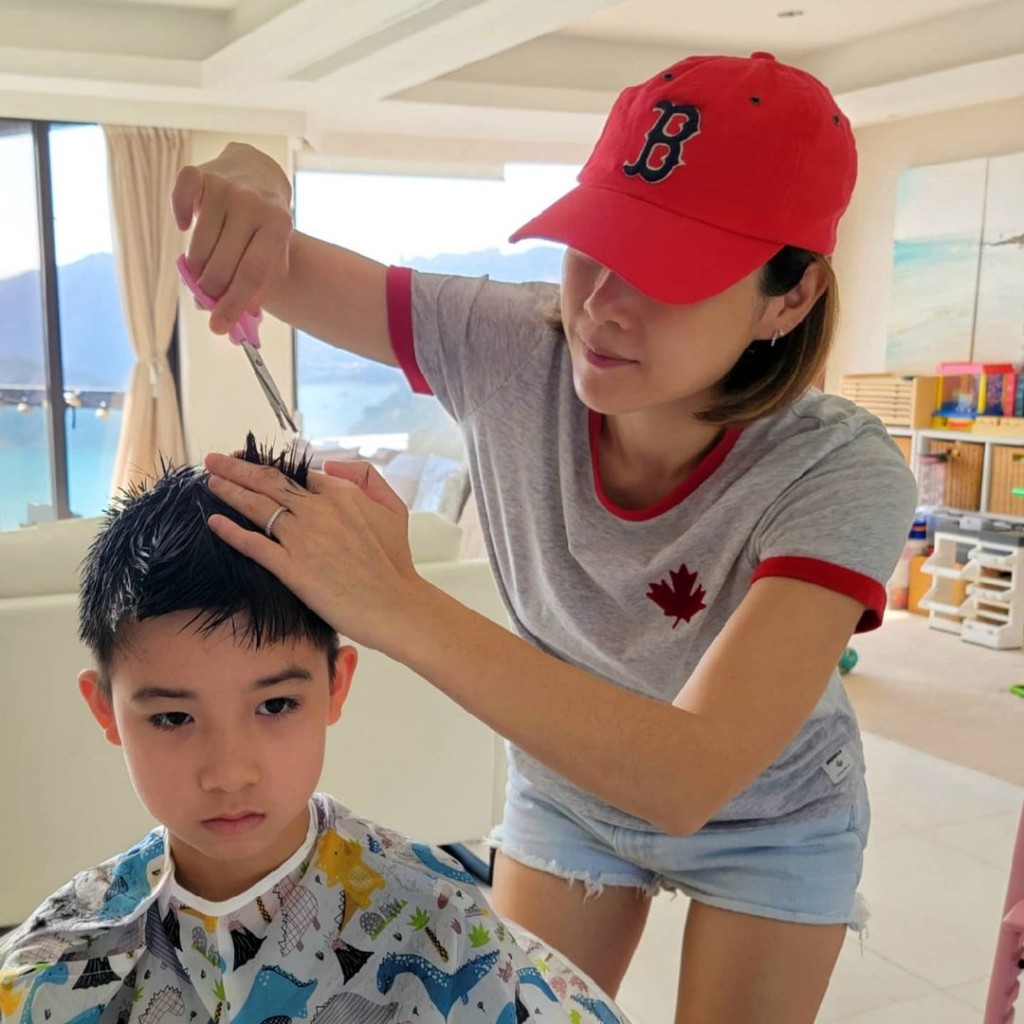 Aimee因老公陳豪不在香港,決定親自幫兒子飛髮。