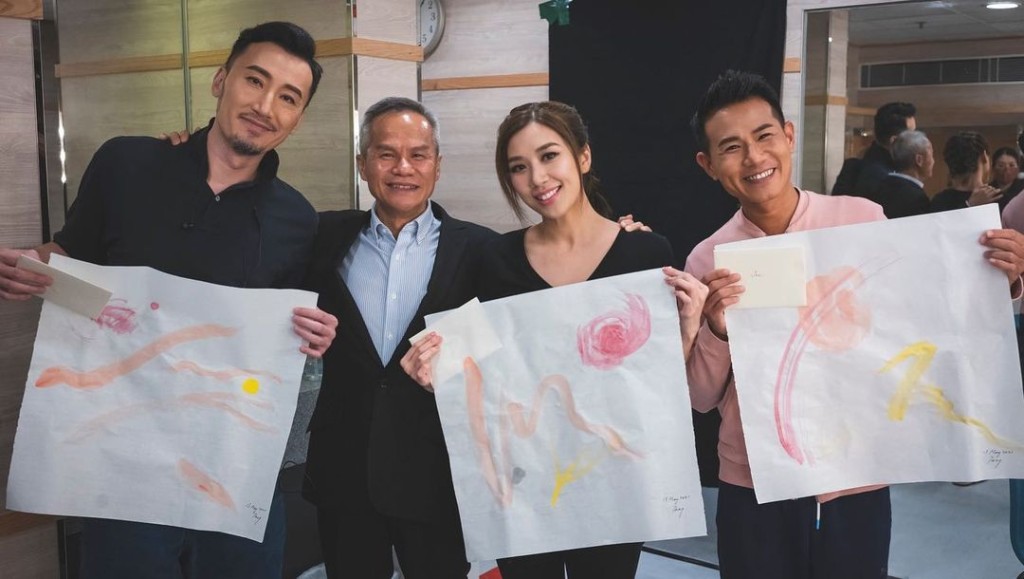 鄧樹榮導演（左二）獲頒「傑出藝術貢獻獎」，智雯稱能夠演出對方的作品也深感榮幸。