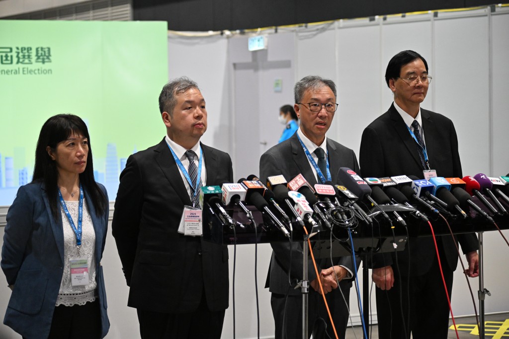 陸啟康指出選管會選舉主任和投票站主任全日共收到457宗與選舉相關投訴。 陸啟康指出選管會選舉主任和投票站主任全日共收到457宗與選舉相關投訴。