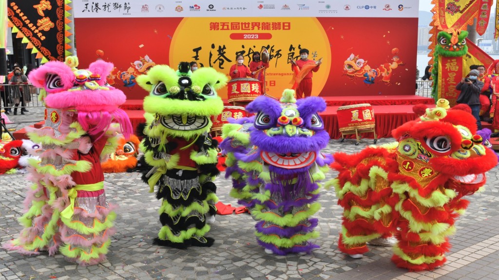2023年香港龙狮节汇演开幕礼，吸引大量市民围观。卢江球摄