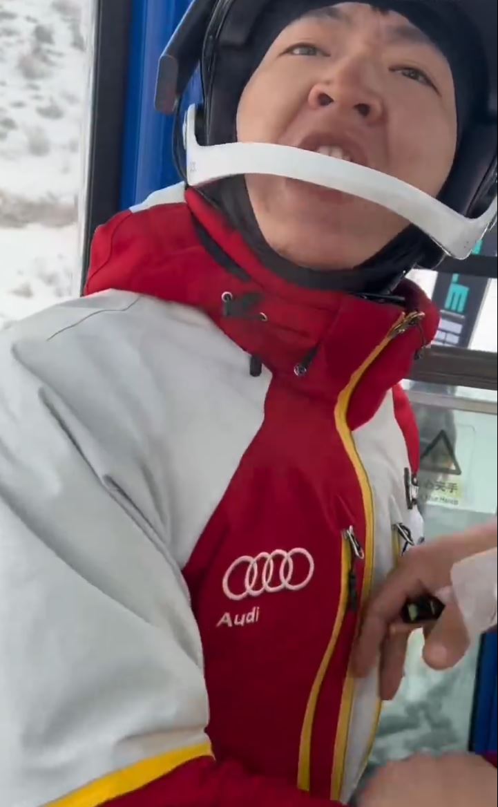 男滑雪客在缆车吸烟被制止后，情绪失控。微博