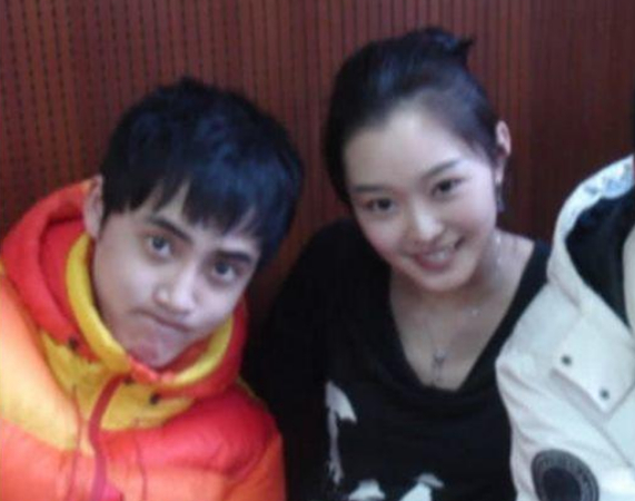 张睿毕业于中央戏剧学院2006级表演系，与宋轶是同班同学。