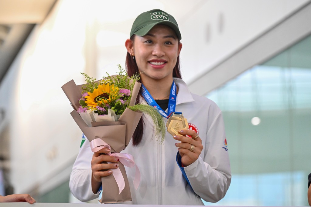 佘佘拿著世大運女重個人賽金牌。劉駿軒攝 佘佘拿著世大運女重個人賽金牌。劉駿軒攝