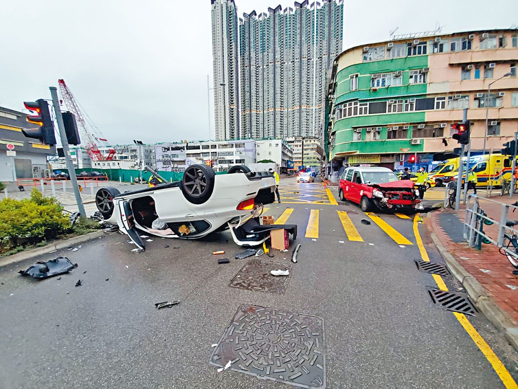 私家車被撞翻轉,的士車頭亦嚴重損毀。