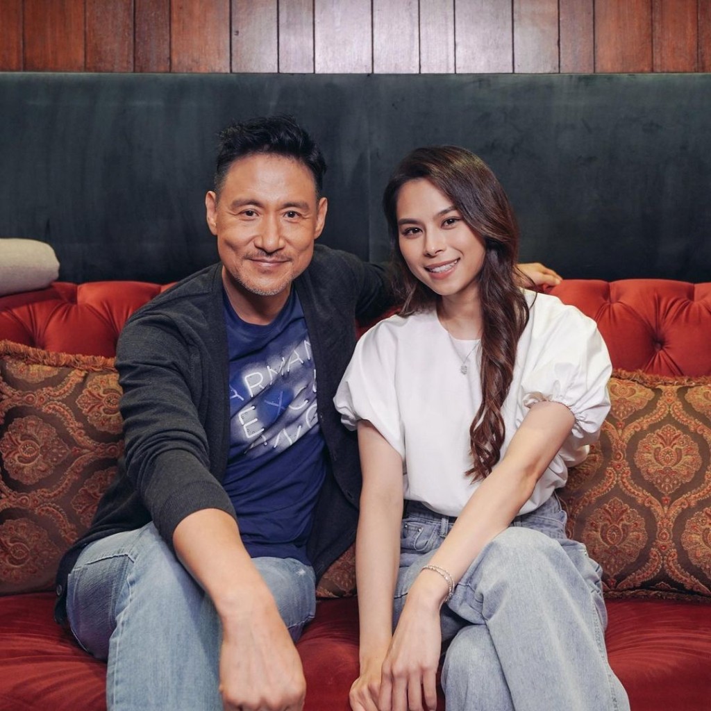 Gin Lee曾跟偶像「歌神」張學友(左)合唱《日出時讓街燈安睡》。