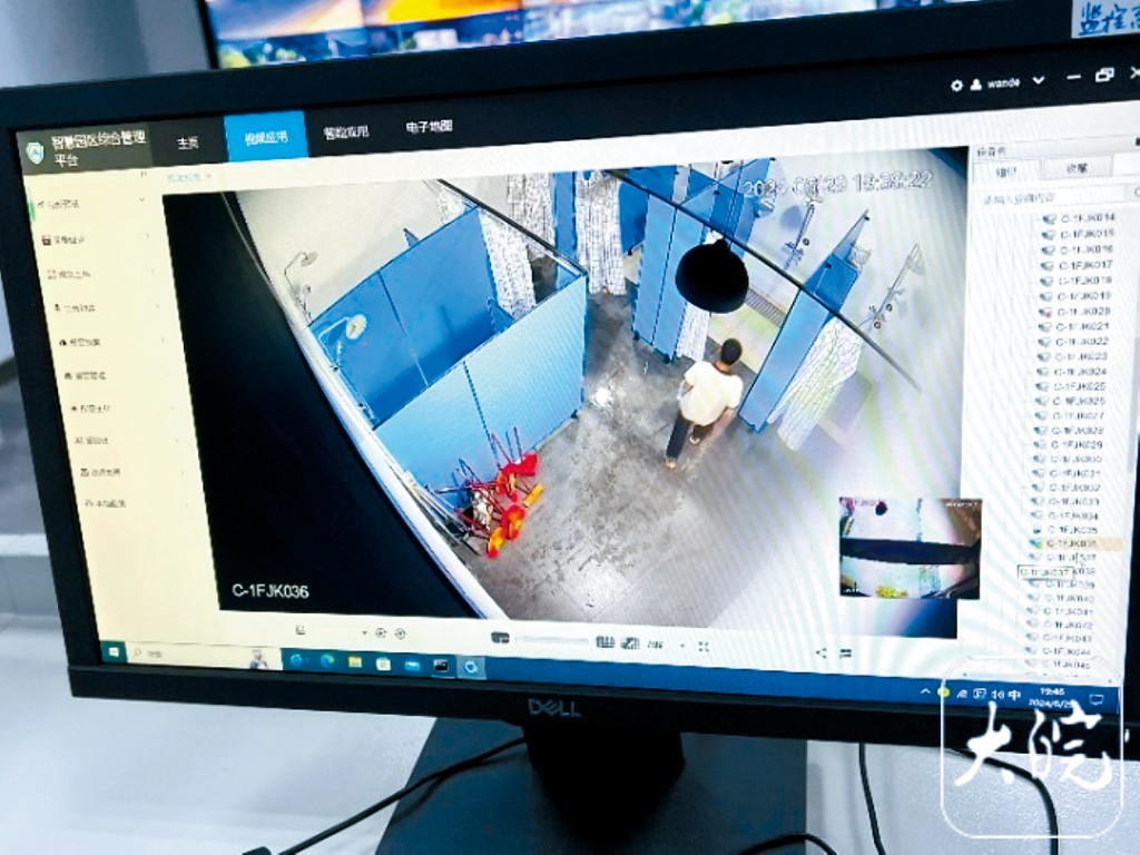 游客淋浴时摄镜头正实时拍摄。