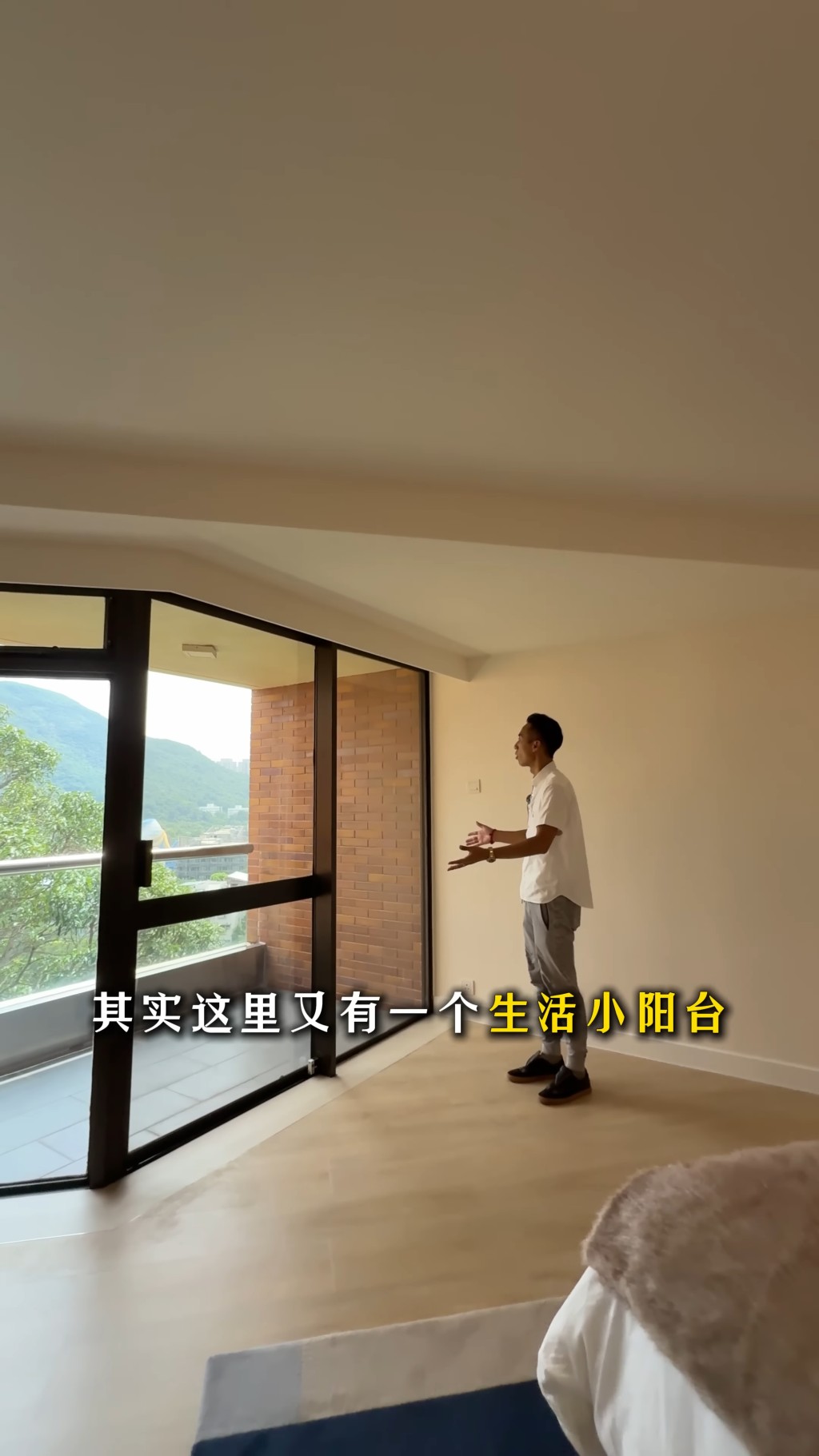 主人房同樣有露台。（YouTube頻道「呂米高房產」截圖）