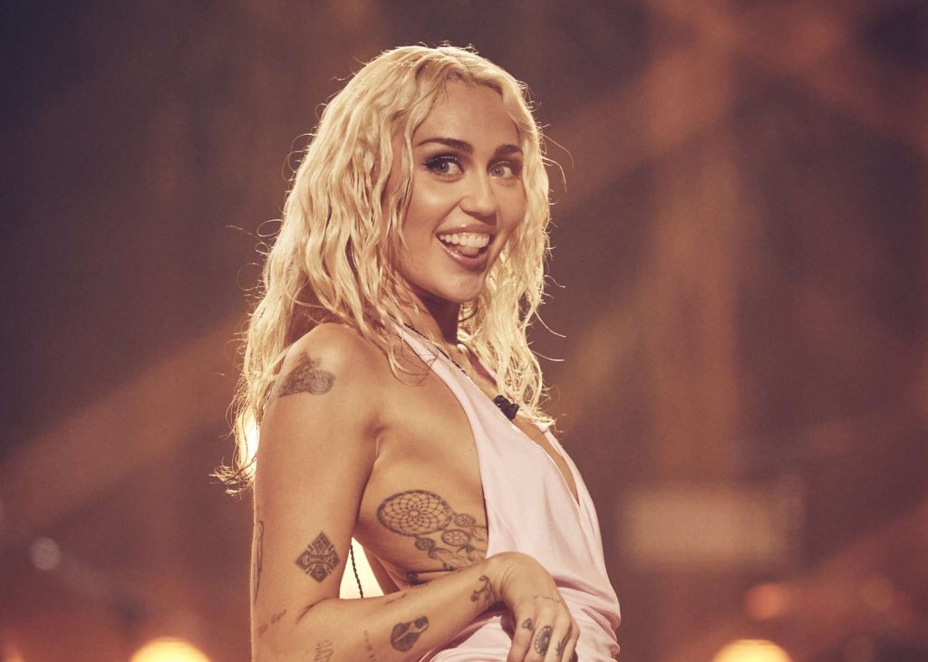 Miley Cyrus今年30歲，因迪士尼《孟漢娜》走紅成為青春偶像代表。