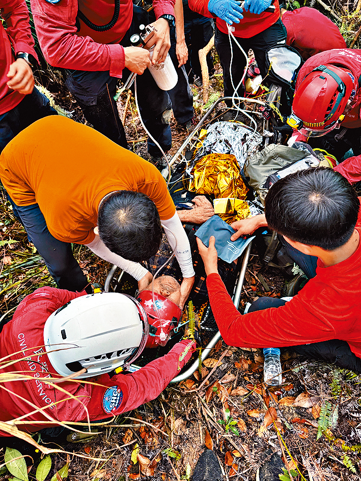 救援人員尋獲失蹤多時的老翁何成安。