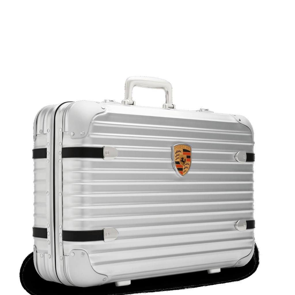德國科隆製造的Rimowa x 保時捷手提行李箱採用經典溝槽式鋁鎂合金外殼,並從第一代Porsche 911車型的獨特設計取材。 德國科隆製造的Rimowa x 保時捷手提行李箱採用經典溝槽式鋁鎂合金外殼,並從第一代Porsche 911車型的獨特設計取材。