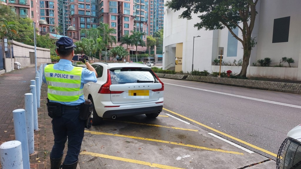 沙田警区昨日举行交通日，主力打击单车违例事项，驾驶未经发牌电动车及区内造成交通阻塞的车辆。警方提供