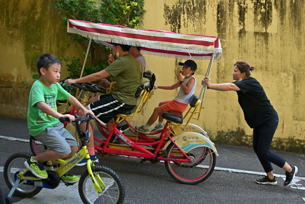 大美督迫滿踩單車遊人 。